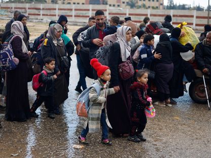 عائلات فلسطينية تنزح من خان يونس باتجاه رفح جنوبي قطاع غزة بينما يستمر القصف الإسرائيلي والغارات الجوية. 29 يناير 2024 - Reuters