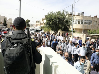 فلسطينيون ينتظرون عند نقطة تفتيش إسرائيلية بالقرب من بلدة بيت لحم في الضفة الغربية المحتلة لدخول القدس - 7 مايو 2021 - AFP