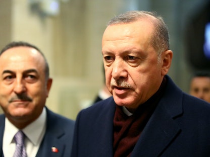 الرئيس التركي رجب طيب أردوغان يتحدث إلى وسائل الإعلام بجانب وزير خارجيته مولود جاويش أوغلو في مدينة جنيف السويسرية - 17 ديسمبر 2019 - REUTERS