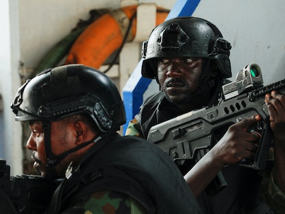 عسكريون نيجيريون يتدربون على متن عبارة خلال برنامج مكافحة الإرهاب السنوي المسمى "عملية فلينتلوك"- غانا في 11 مارس 2023.  - REUTERS
