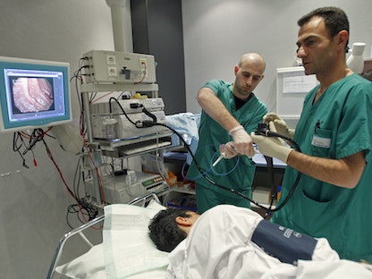 طبيب فرنسي يجري تنظير القولون لمريض في مستشفى أمبرواز باري بمرسيليا جنوبي فرنسا - 25 مارس 2008 - REUTERS