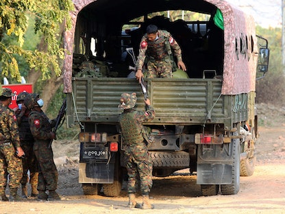 جنود في ميانمار يراقبون دار ضيافة حيث يقيم أعضاء البرلمان، بعد الانقلاب العسكري، 2 فبراير 2021  - AFP