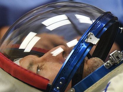 رائد الفضاء الإيطالي لوكا بارميتانو من وكالة الفضاء الأوروبية (ESA) قبل الإطلاق على متن مركبة الفضاء "سويوز-إم إس" في قاعدة بايكونور الفضائية في كازاخستان ، 20 يوليو 2019 - AFP