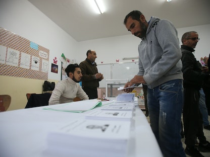 ناخبون يدلون بأصواتهم في الانتخابات الرئاسية بالجزائر- 12 سبتمبر 2019 - REUTERS