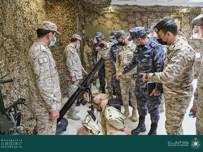 عدد من القيادات العسكرية السعودية الأردنية يستعرضون بعض الأسلحة المستخدمة في تمرين "الشط الآمن-5" - 9 يناير 2022 - twitter/modgovksa