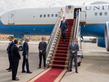 وزير الخارجية الأميركي أنتوني بلينكن ينزل من سلم الطائرة في مطار القاهرة - 29 يناير 2023 - twitter.com/StateDeptSpox