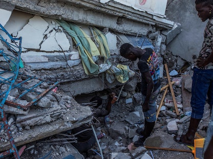 البحث عن ناجين في منزل دمر بعد زلزال عنيف ضرب هايتي، 14 أغسطس 2021 - REUTERS
