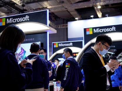 لافتات Microsoft في معرض الصين الدولي الثالث للاستيراد (CIIE) في شنغهاي. 5 نوفمبر 2020 - REUTERS