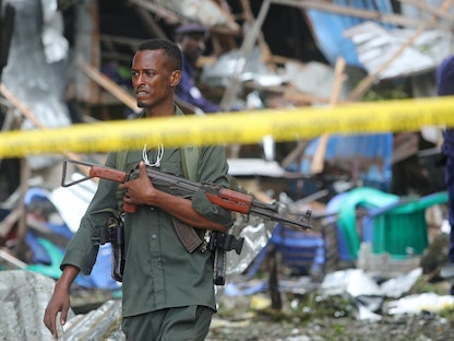 شرطي صومالي يؤمن موقع تفجير انتحاري في مقديشو - 17 نوفمبر 2020 - REUTERS