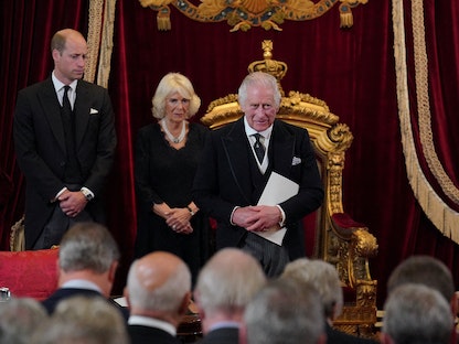 ملك بريطانيا تشارلز الثالث إلى جانب زوجته خلال مراسم إعلان توليه المنصب بقصر سانت جيمس في لندن. 10 سبتمبر  2022 - REUTERS