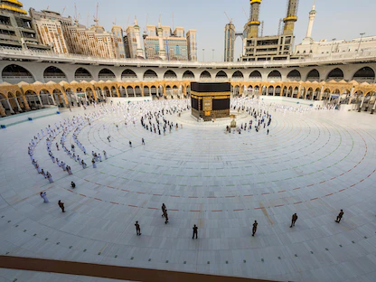 السعودية ترفع عدد المعتمرين إلى 70 ألفاً يومياً