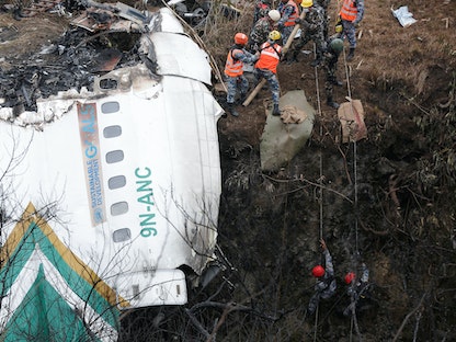 فرق الإنقاذ تواصل عمليات انتشال الجثث والبحث عن ناجين في موقع تحطم طائرة تابعة لشركة "يتي إيرلاينز" في مدينة بوخارا السياحية وسط نيبال- 16 يناير 2023 - REUTERS