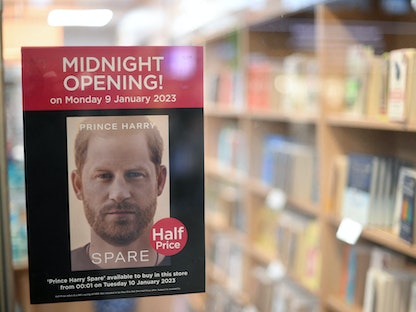 ملصق عن كتاب "سبير" للأمير هاري  في نافذة متجر كتب في العاصمة البريطانية لندن. - AFP