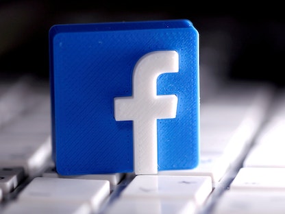 شعار فيسبوك ثلاثي الأبعاد فوق لوحة مفاتيح في رسم توضيحي، 25 مارس 2020 - REUTERS