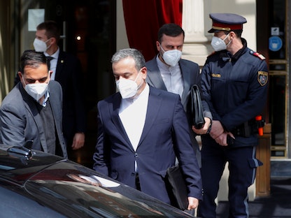 عباس عراقجي، والسفير الإيراني لدى الوكالة الدولية للطاقة الذرية كاظم غريب، يغادران مقر محادثات النووي الإيراني في فيينا - النمسا - 20 أبريل 2021 - REUTERS