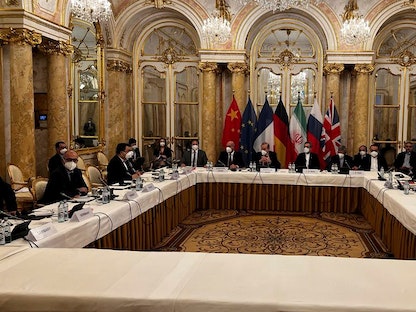 وفود إيران والقوى العالمية خلال إحدى جلسات محادثات فيينا في النمسا - REUTERS