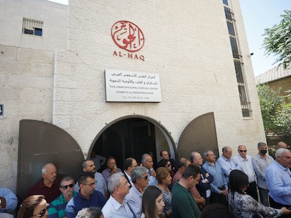تجمع خارج مكتب مؤسسة "الحق" الفلسطينية في رام الله بعد إغلاقها من قبل الجيش الإسرائيلي- 18 أغسطس 2022 - REUTERS