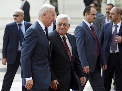 الرئيس الأميركي جو بايدن يسير إلى جانب الرئيس الفلسطيني محمود عباس في مدينة رام الله بالضفة الغربية - 10 مارس 2010 - REUTERS