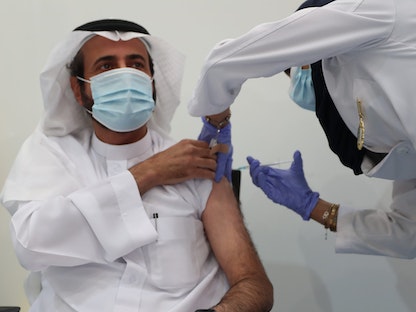 الدكتور توفيق الربيعة، وزير الصحة السعودي، يتلقى جرعة لقاح كورونا في بداية حملة التطعيم بالمملكة 