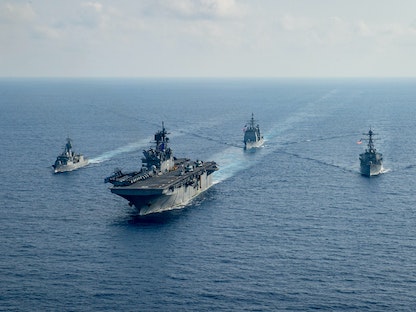 مدمرة تابعة للبحرية الأميركية بجانب فرقاطة تابعة للبحرية الملكية الأسترالية في بحر الصين الجنوبي - via REUTERS