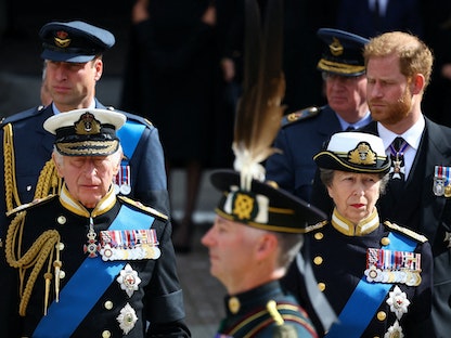 ملك بريطانيا تشارلز الثالث وشقيقته الأميرة آن ونجليه الأميرين وليام وهاري خلال مراسم جنازة الملكة إليزابيث الثانية في لندن. 19 سبتمبر 2022 - AFP