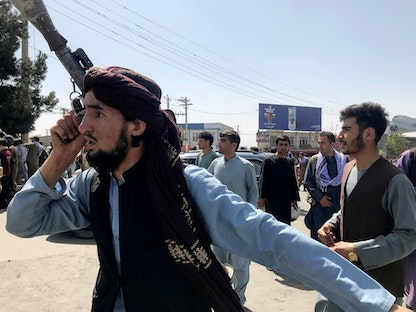 مسلح من حركة "طالبان" قرب مطار كابول - 16 أغسطس 2021 - REUTERS