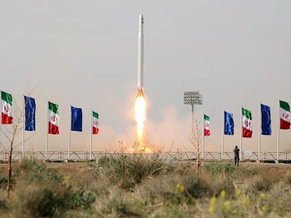 عملية إطلاق الصاروخ قاصد وعلى متنه القمر الصناعي نور-2، من مكان غير معلوم في إيران - Twitter/@IrnaEnglish