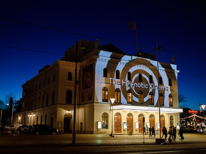 واجهة متحف جوتنبرج للفن الحديث تحمل شعار "سينما التنويم المغناطيسي"، استوكهولم - 30 يناير 2022 - AFP