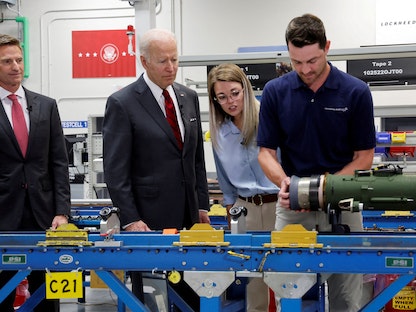 الرئيس الأميركي جو بايدن والرئيس التنفيذي لشركة "لوكهيد مارتن" جيم تايكليت خلال جولة في مصنع الشركة بولاية ألاباما. 3 مايو 2022 - REUTERS
