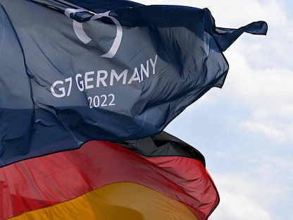 العلم الألماني وعلم قمة مجموعة السبع يرفرفان في جارميش-بارتنكيرخن، جنوب ألمانيا التي ستستضيف القمة، 20 يونيو 2022 - AFP