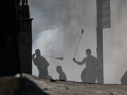 فلسطينيون خلال مواجهات مع قوات الاحتلال الإسرائيلية في الضفة الغربية. 27 يناير 2023 - AFP
