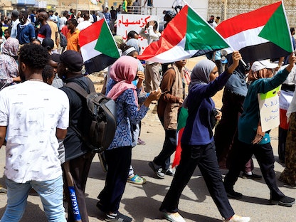 متظاهرون سودانيون يطالبون بالحكم المدني خلال احتجاجات بالعاصمة الخرطوم- 30 يونيو 2022 - REUTERS