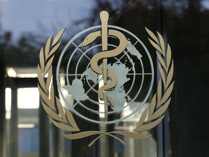 شعار منظمة الصحة العالمية في مقرها بمدينة جنيف في سويسرا. 22 نوفمبر 2017 - REUTERS
