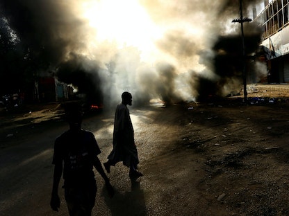 محتجون يحرقون الإطارات خلال تظاهرة ضد تقرير النائب العام بشأن فض اعتصام القيادة العامة بالخرطوم - REUTERS