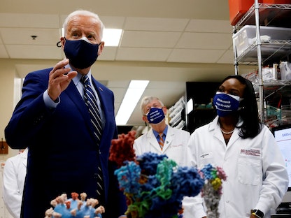 الرئيس الأميركي جو بايدن يزور مختبر المعاهد الوطنية للصحة (NIH) في ماريلاند - 11 فبراير 2021 - REUTERS