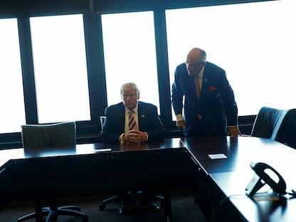 الرئيس الأميركي دونالد ترمب مع محاميه رودي جولياني في مركز ميلووكي التذكاري للحرب - 16 أغسطس 2016 - REUTERS