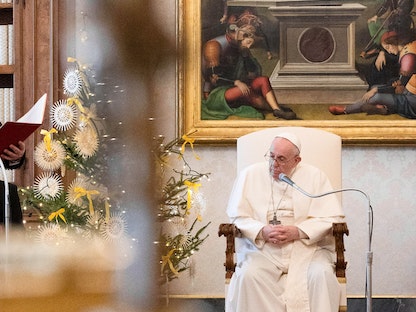 البابا فرانسيس في مكتبة القصر الرسولي في الفاتيكان- 30 ديسمبر 2020 - AFP