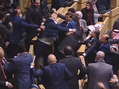 اشتباكات بين نواب وفوضى خلال جلسة مناقشة التعديلات الدستورية في البرلمان الأردني - 28 ديسمبر 2021 - (لقطة تلفزيونية)