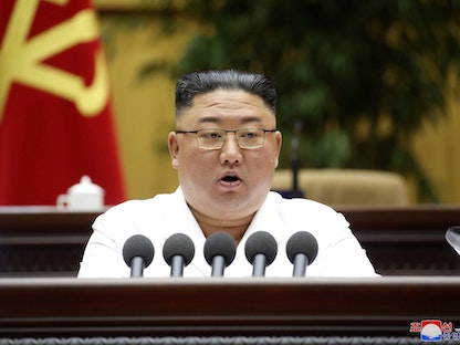زعيم كوريا الشمالية كيم جونغ أون خلال لقائه بأعضاء حزبه الحاكم - via REUTERS