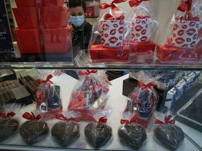أحد محلات بيع الشوكولاتة في بلجيكا خلال الاستعدادات الخاصة لـ"عيد الحب" في بروكسل بلجيكا- 12 فبراير 2021 - REUTERS