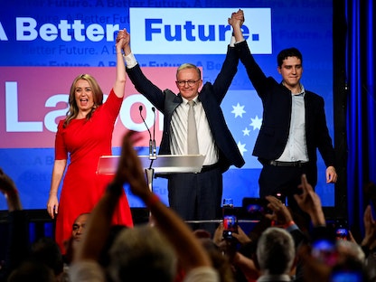 أنتوني ألبانيز زعيم حزب العمال (وسط) خلال الاحتفال بنتاج الانتخابات العامة في أستراليا - 22 مايو 2015 - REUTERS