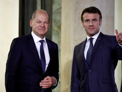 الرئيس الفرنسي إيمانويل ماكرون يرحب بالمستشار الألماني أولاف شولتز في اجتماع بقصر الإليزيه في باريس. 8 فبراير 2023 - REUTERS