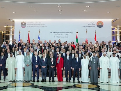 جانب من المشاركين في "منتدى النقب" الذي يعقد في العاصمة الإماراتية أبوظبي. 9 يناير 2023 - twitter/MoFAICUAE