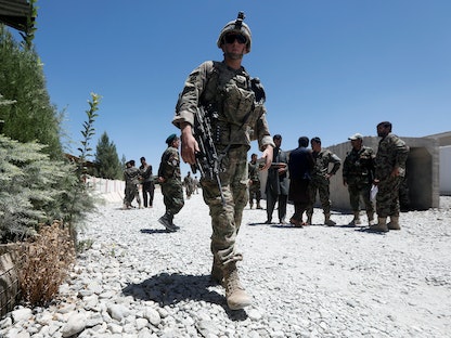 جندي أميركي يراقب قاعدة للجيش الأفغاني في إقليم لوجار بأفغانستان- 5 أغسطس 2018 - REUTERS