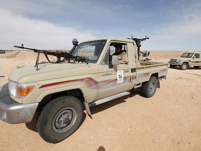 عربة عسكرية للجيش الليبي في محيط مدينة سرت خلال سيطرة تنظيم "داعش" عليها - 23 فبراير 2016 - REUTERS