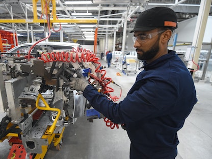 موظف في مصنع لتجميع سيارات في القنيطرة بالمغرب-21 يونيو 2019 - AFP