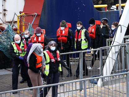مهاجرون عند وصولهم إلى البر البريطاني بعد عبور قناة المانش الانجليزية. نوفمبر 2021. - REUTERS
