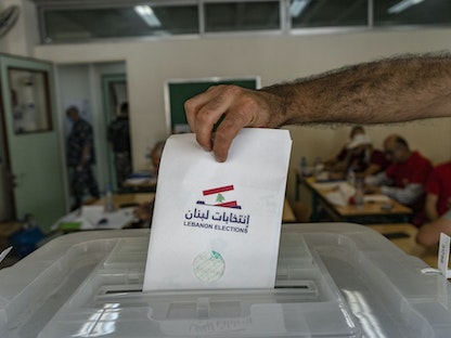 ناخب يدلي بصوته في مركز اقتراع في بيروت - 15 مايو 2022 - Bloomberg
