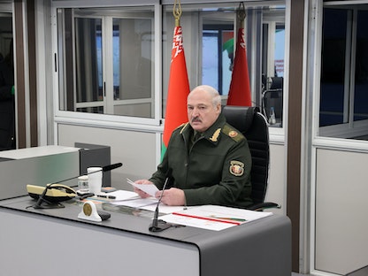 الرئيس البيلاروسي ألكسندر لوكاشينكو خلال اجتماع بعد تفقد منشآت عسكرية في البلاد. 21 يناير 2022 - REUTER