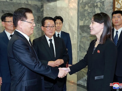 كيم يو جونج شقيقة الزعيم الكوري الشمالي كيم جونج أون تصافح مدير الأمن القومي في الرئاسة الكورية الجنوبية تشونج إيوي يونج، في الجانب الشمالي من الحدود بين الكوريتين، 12 يونيو 2019 - REUTERS